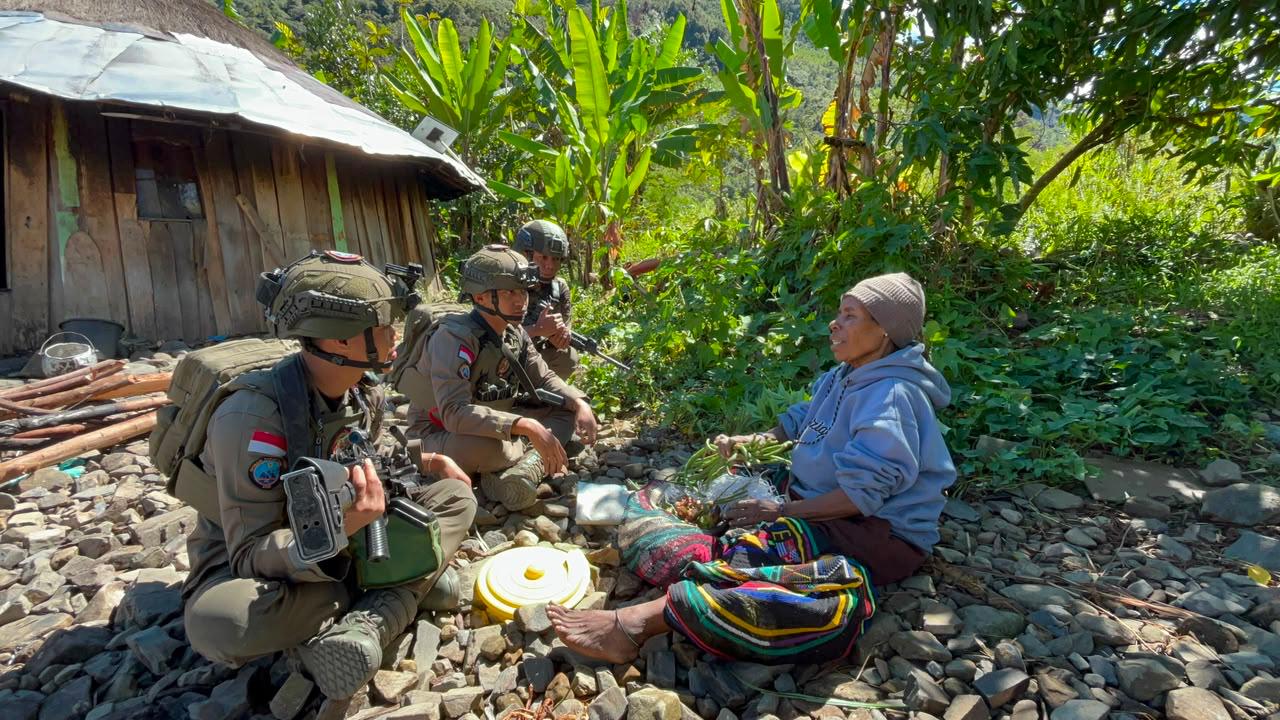 Satgas Kepolisian Operasi Damai Cartenz Perkuat Kehadiran Humanis di Distrik Muara Puncak Jaya