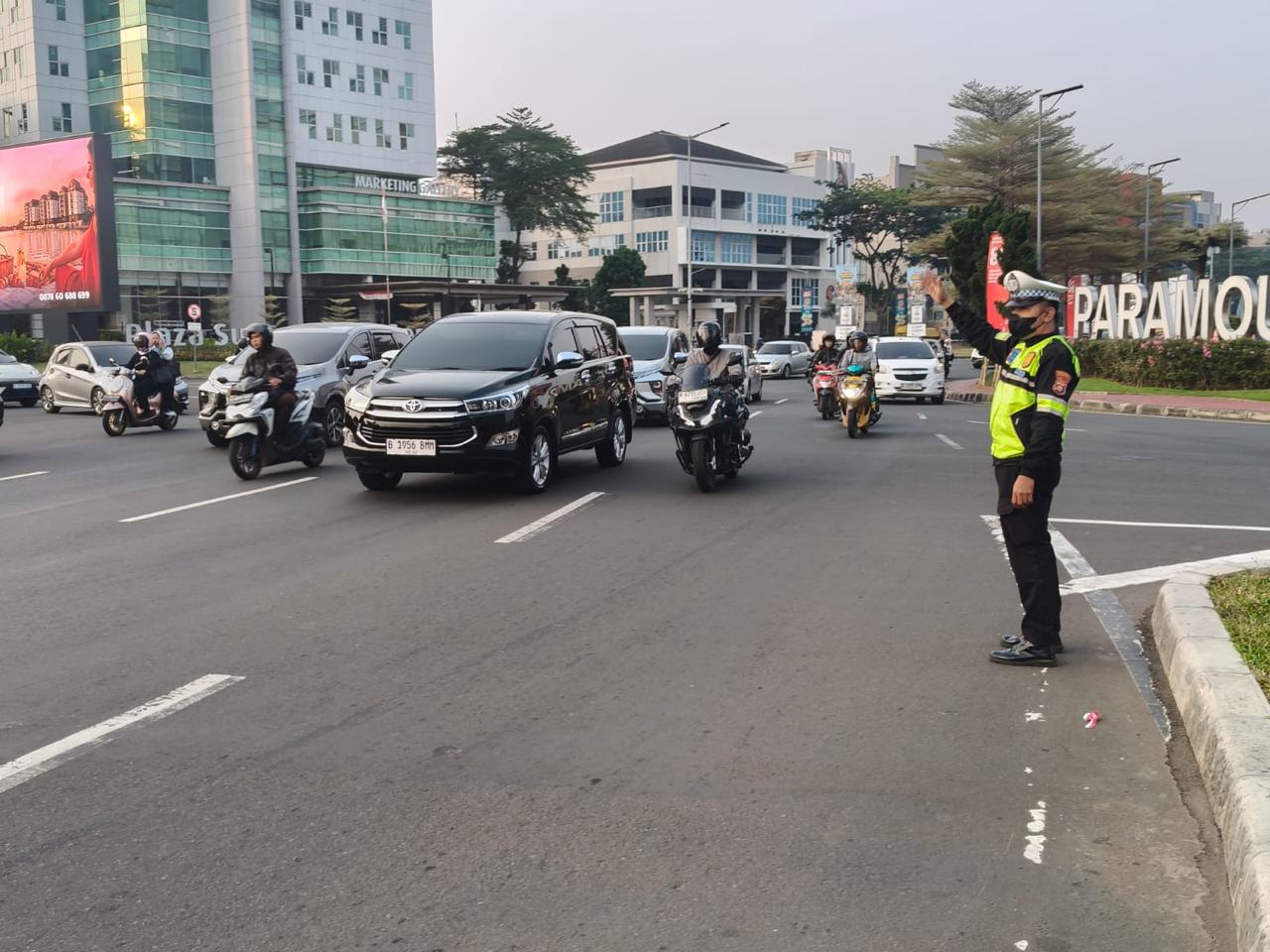 Unit Lantas Polsek Kelapa Dua Laksanakan Pengaturan Pagi, Arus Lalu Lintas di Summarecon Mall Serpong Terkendali