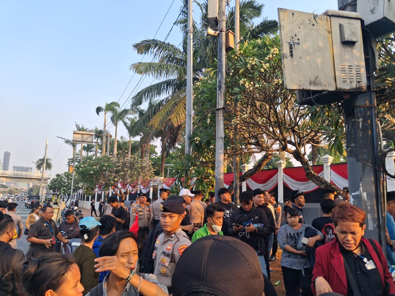 Polisi Kedepankan Pendekatan Humanis Saat Layani Massa Aksi di Depan DPR RI