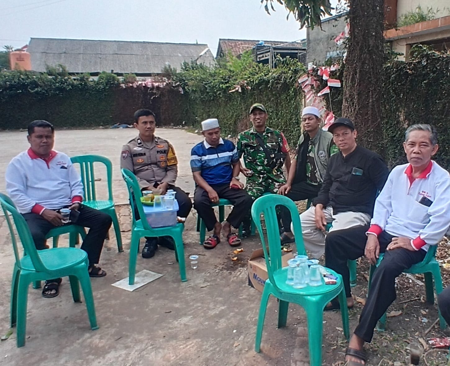 Sinergi Tiga Pilar, Bhabinkamtibmas dan Babinsa Sambangi Warga Curug Kulon Jaga Kamtibmas