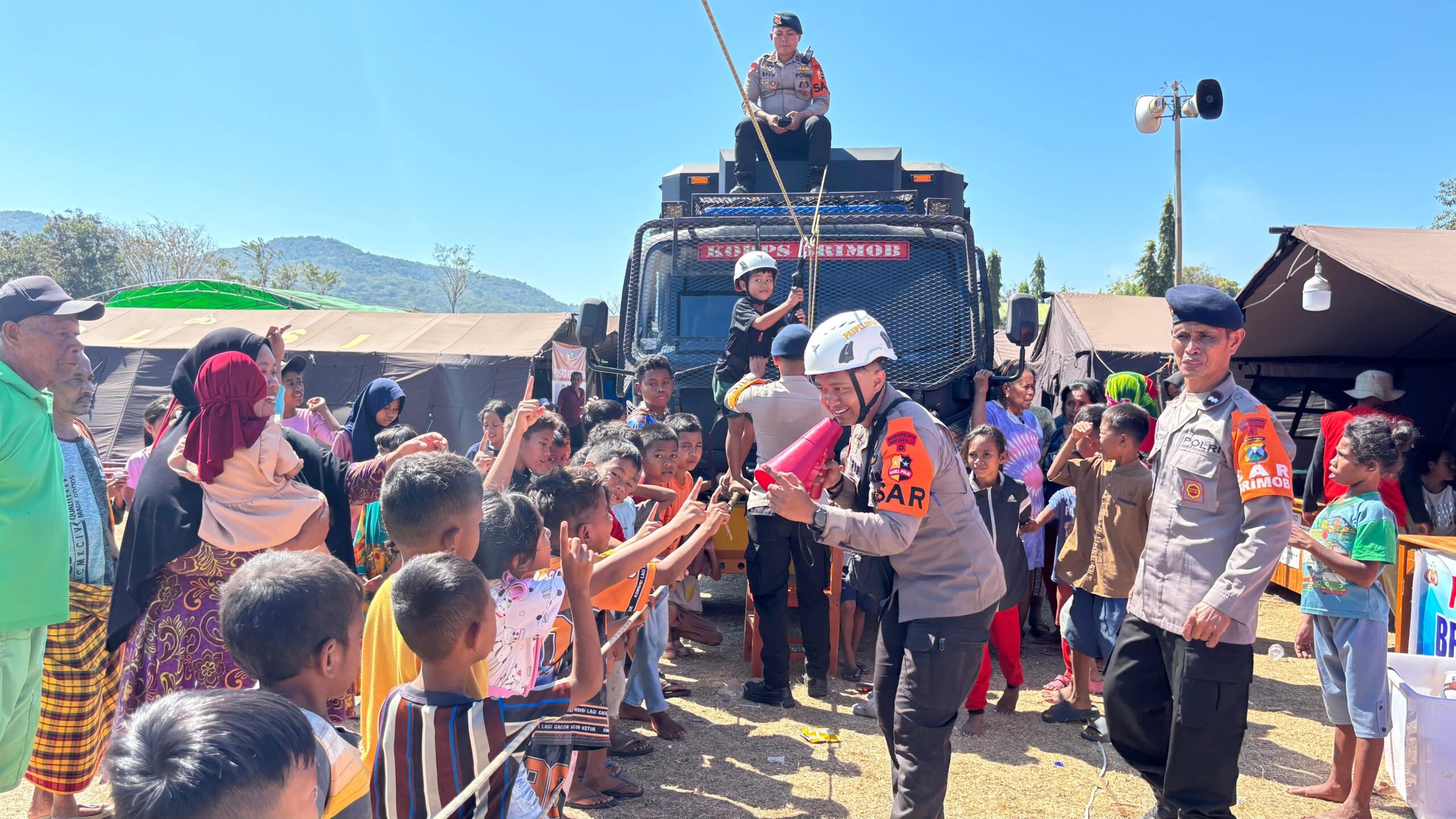 Lewat Slackline, Brimob Hadirkan Keceriaan bagi Anak-Anak Pengungsi Barangkolong