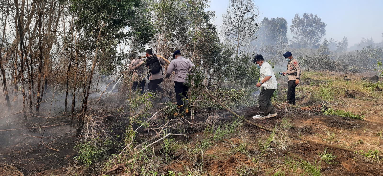 Dansat Brimob Kalsel Pimpin Langsung Pemadaman Karhutla di Guntung Damar Banjarbaru