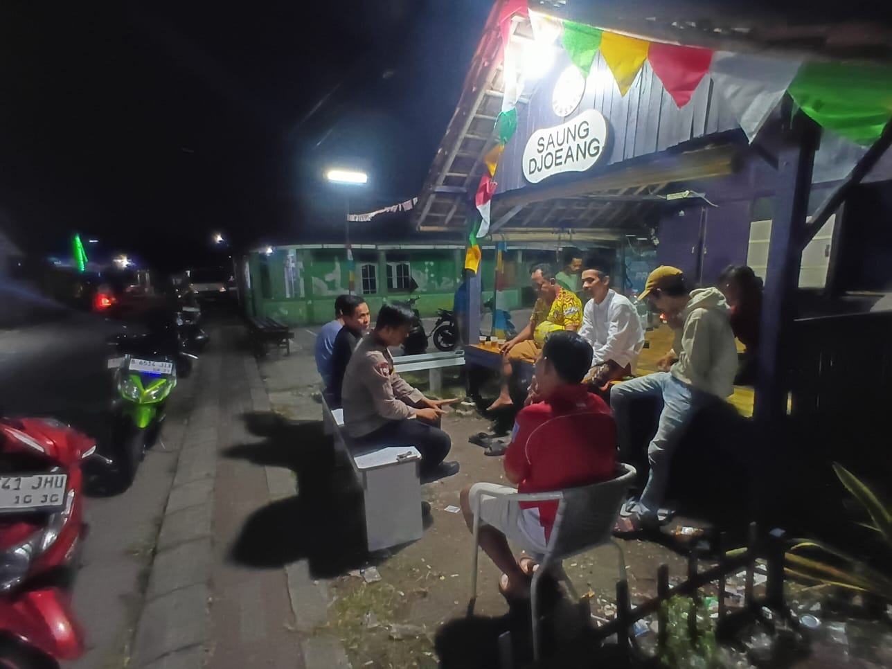 Perkuat Siskamling, Bhabinkamtibmas Curug Kulon Sambangi Pos Kamling