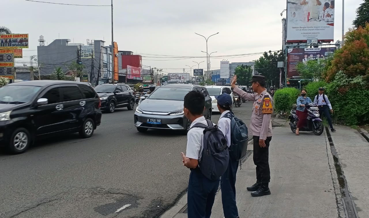 Bhabinkamtibmas Hadir di Pagi Hari, Bantu Pelajar Menyeberang dan Atur Lalu Lintas di U-Turn Mall WTC