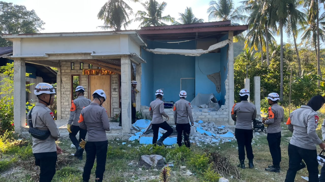 Bantu Warga Selamatkan Harta Benda, Personel SAR Korbrimob Bergerak ke Satar Padut
