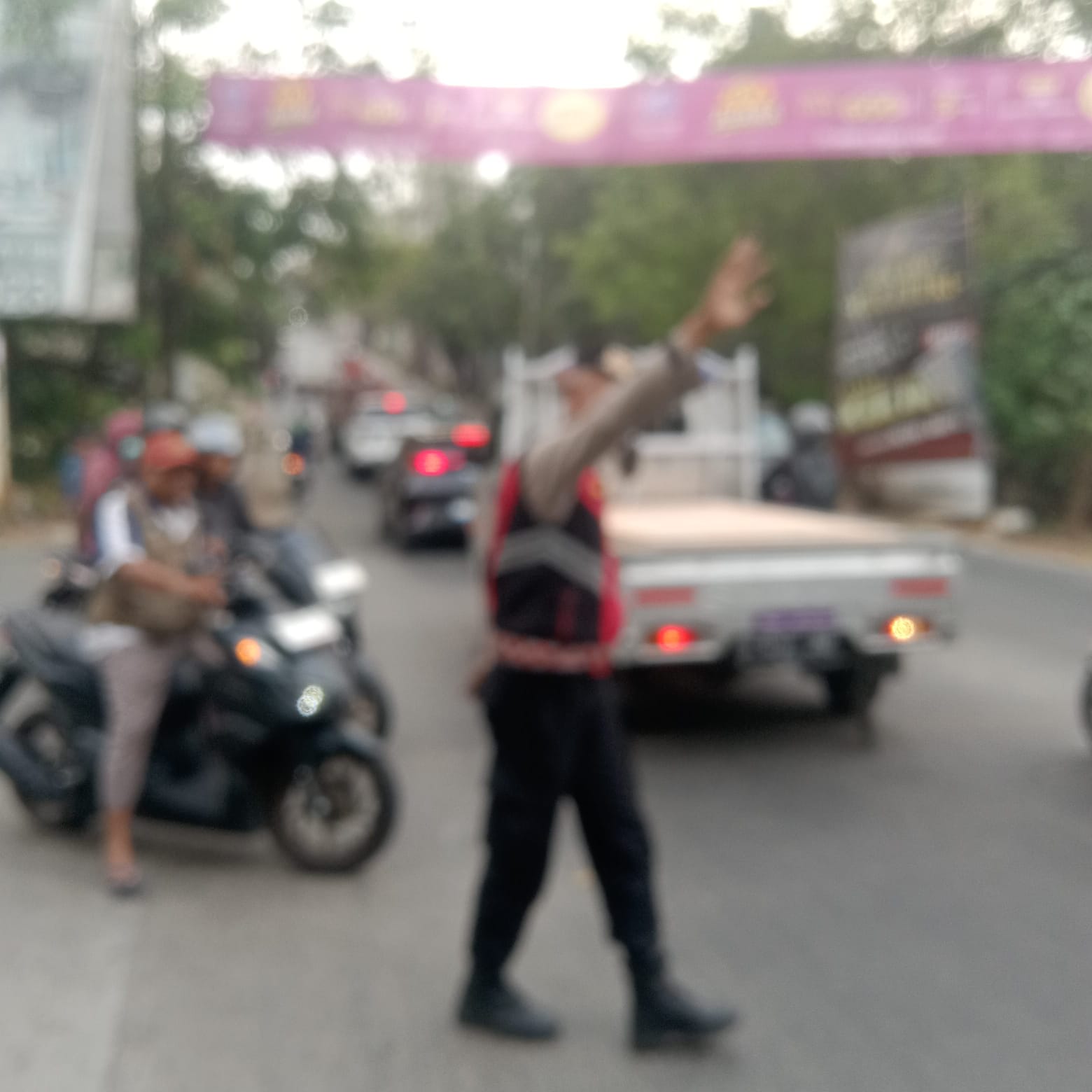 Gatur Lalin Polsek Pamulang Hadir di Pagi Hari, Pastikan Arus Lalu Lintas di Villa Pamulang Tetap Lancar