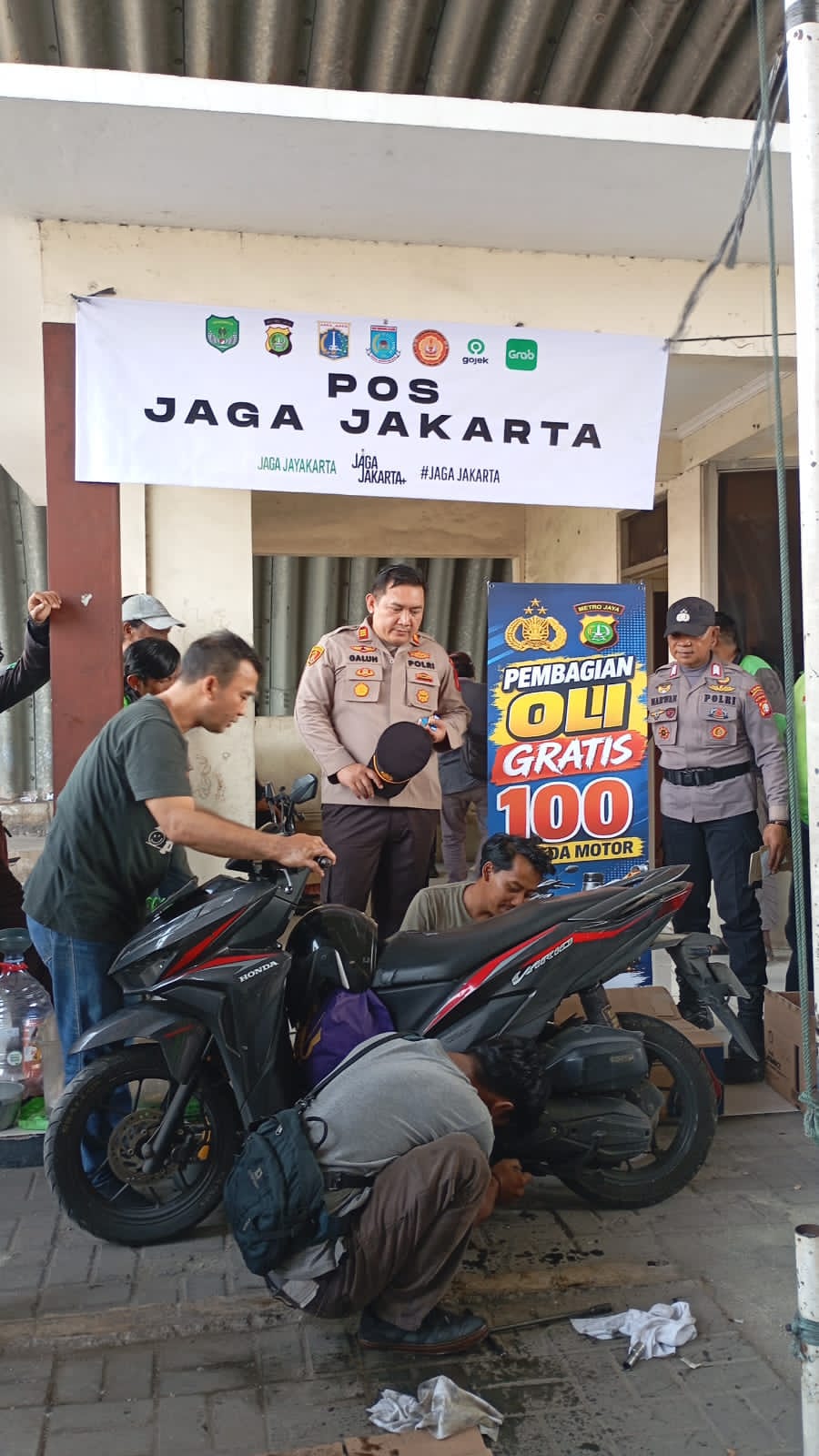 Polsek Pamulang Bagikan 100 Botol Oli Gratis kepada Masyarakat