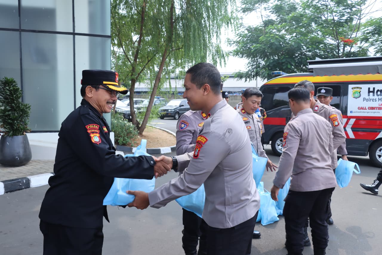 Sabuk Kamtibmas, Polres Metro Tangerang Kota Bagikan Sembako Kepada Warga