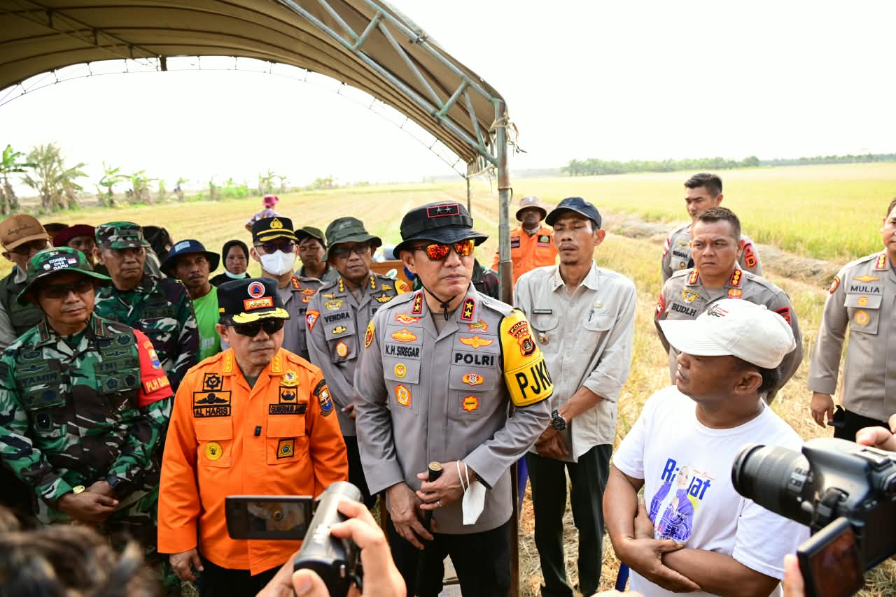 Kapolda Jambi Bersama Gubernur dan Danrem Pantau Penanganan Karhutla di Tanjab Timur