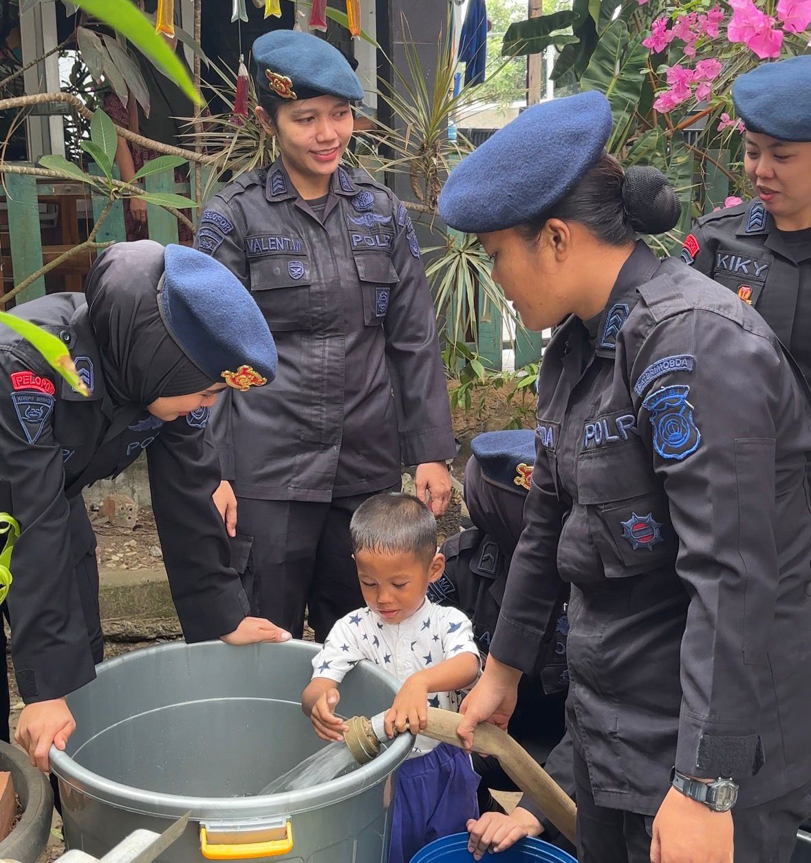 Dalam Rangka HUT Polwan ke-78, Polwan Satbrimob Polda Jambi Salurkan Air Bersih ke Panti Asuhan Al-Amin