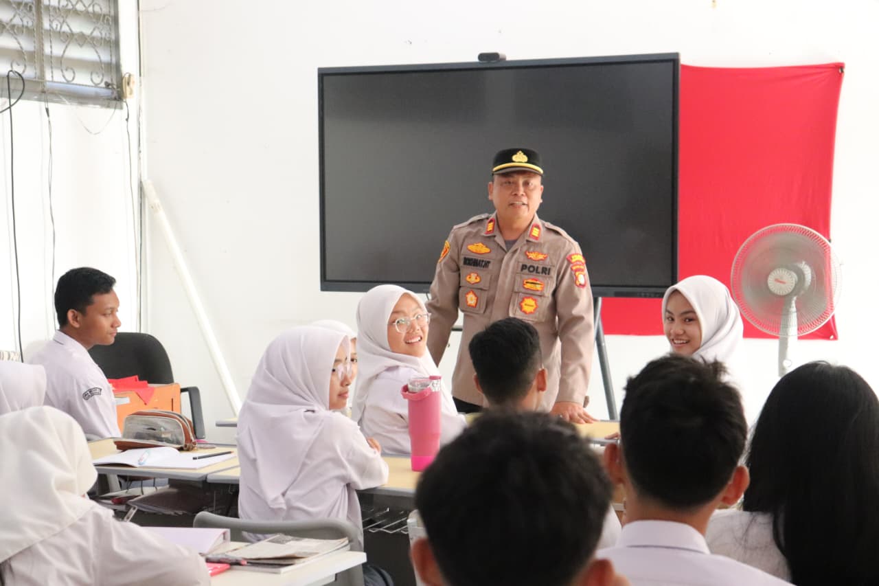 Jajaran Polsek Kelapa Dua Serentak Jadi Inspektur Upacara, Siswa Diimbau Tak Terprovokasi Berita Hoaks