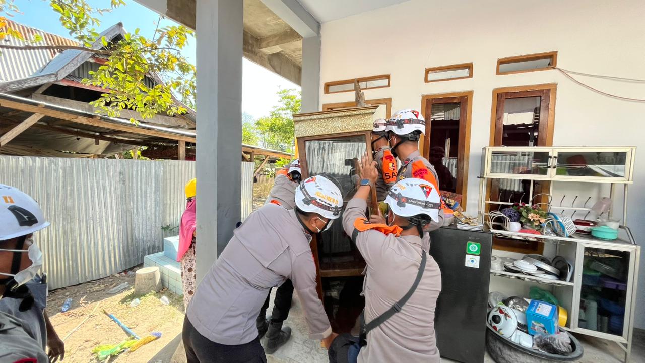 Respons Laporan Warga, Brimob Evakuasi Barang Berharga dari Rumah Terdampak Gempa