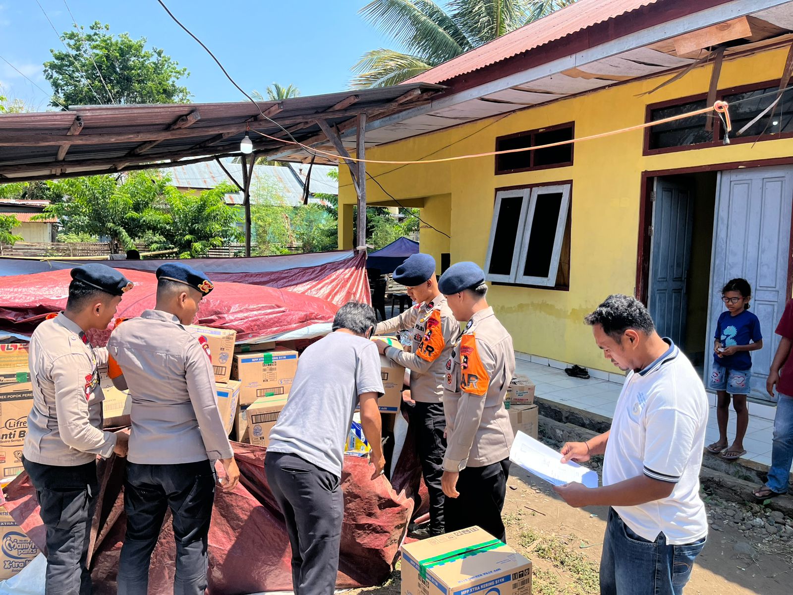 Peduli Kebutuhan Pengungsi, Satgas SAR Brimob Salurkan Paket Kebersihan ke Desa Ruis