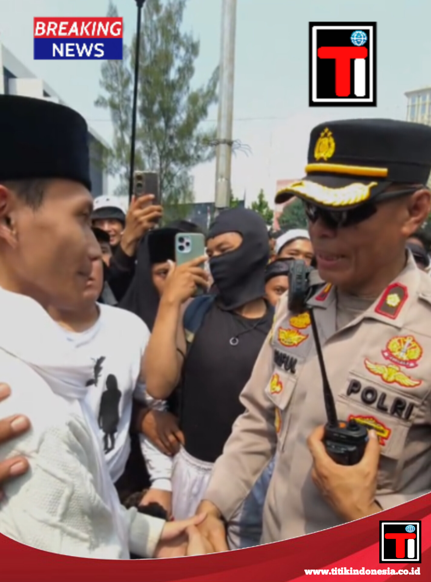 Polisi Menyambut Baik Kedatangan Kang Anom Saat Demo Pengesahan RUU Perampasan Aset di Depan Gedung DPR RI