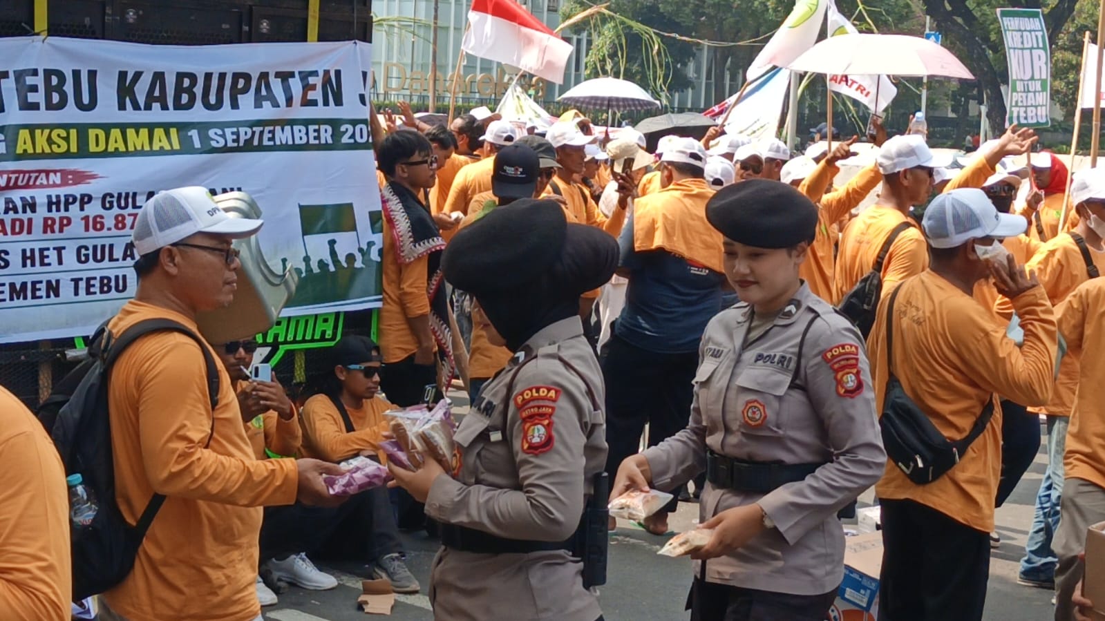 Polisi Bagikan Roti dan Air Mineral ke Massa Aksi Petani Tebu di Monas
