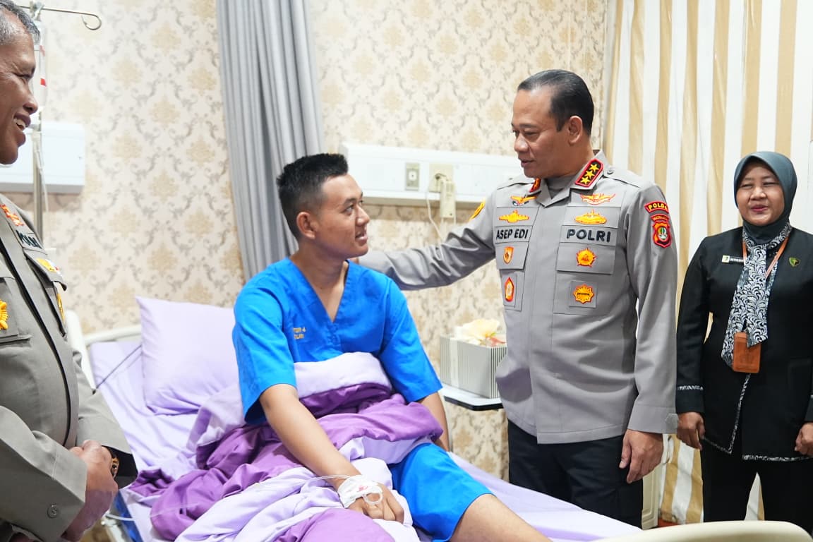 Kapolda Metro Jaya Hadir Berikan Semangat kepada Personel dan Pengemudi Ojol yang Dirawat