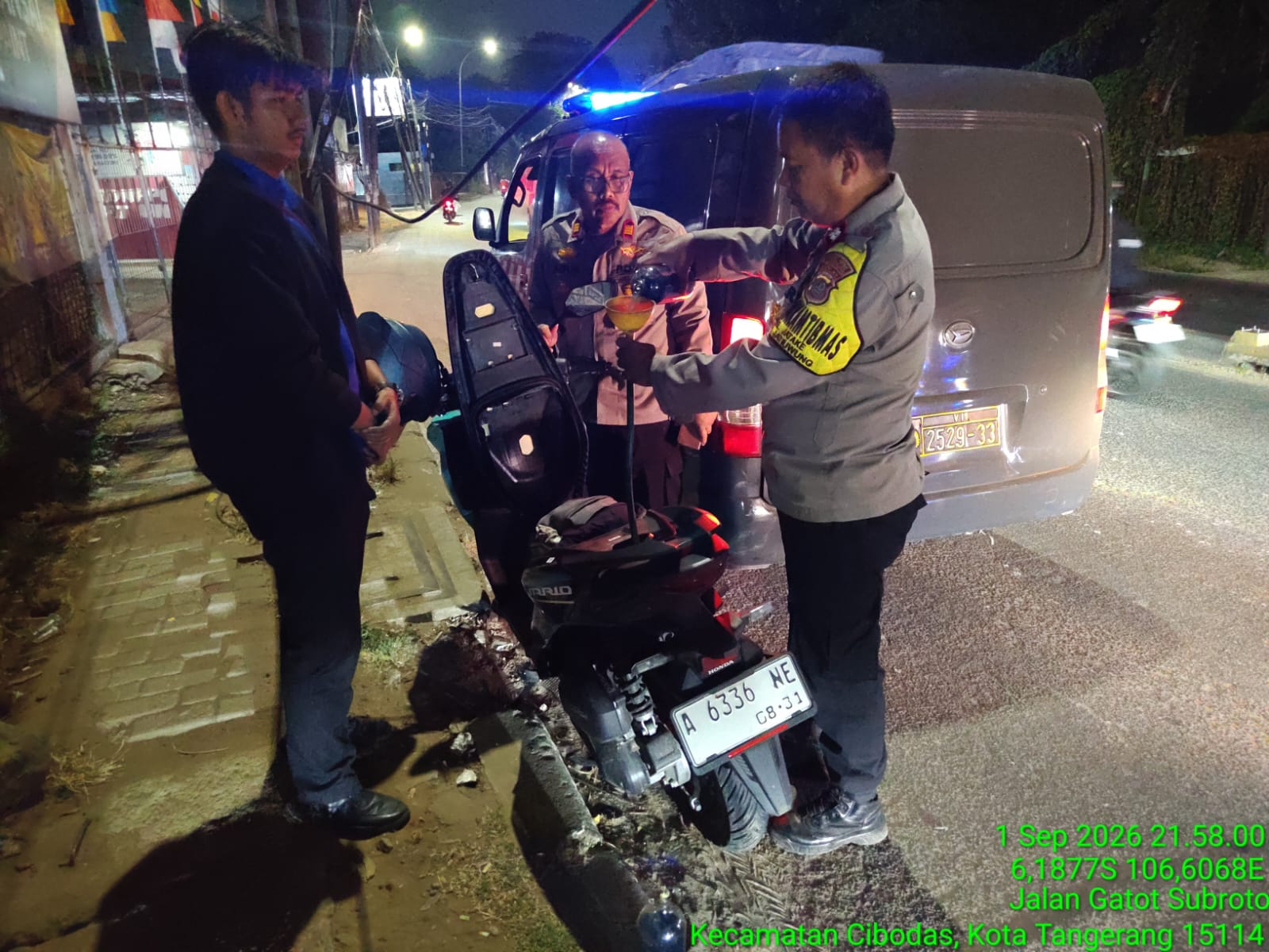 Bensin Habis Dan Tak Punya Uang Pulang, Warga Minta Bantuan Polisi Via 110