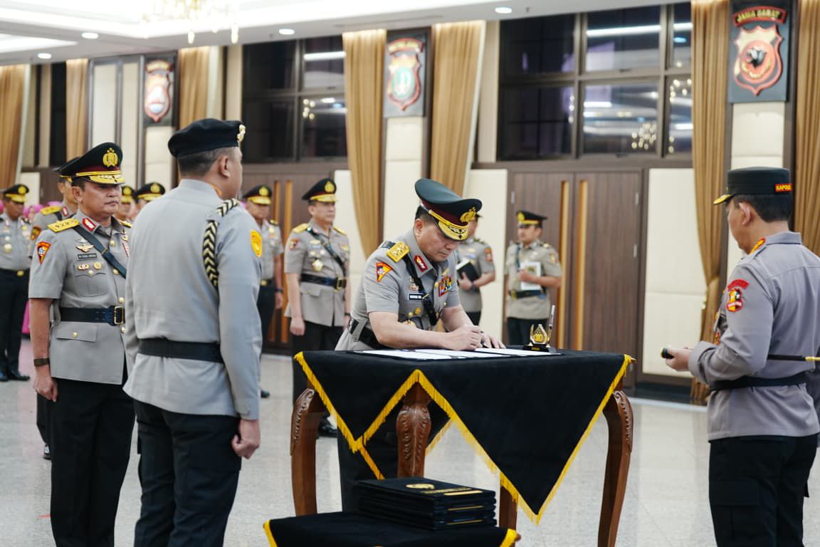 Kapolri Pimpin Upacara Serah Terima Jabatan Sejumlah Pejabat Polri