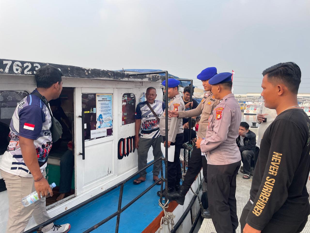 Satpolairud Polres Kepulauan Seribu Sosialisasikan Polisi 110 dan Keselamatan Berlayar di Dermaga Kaliadem