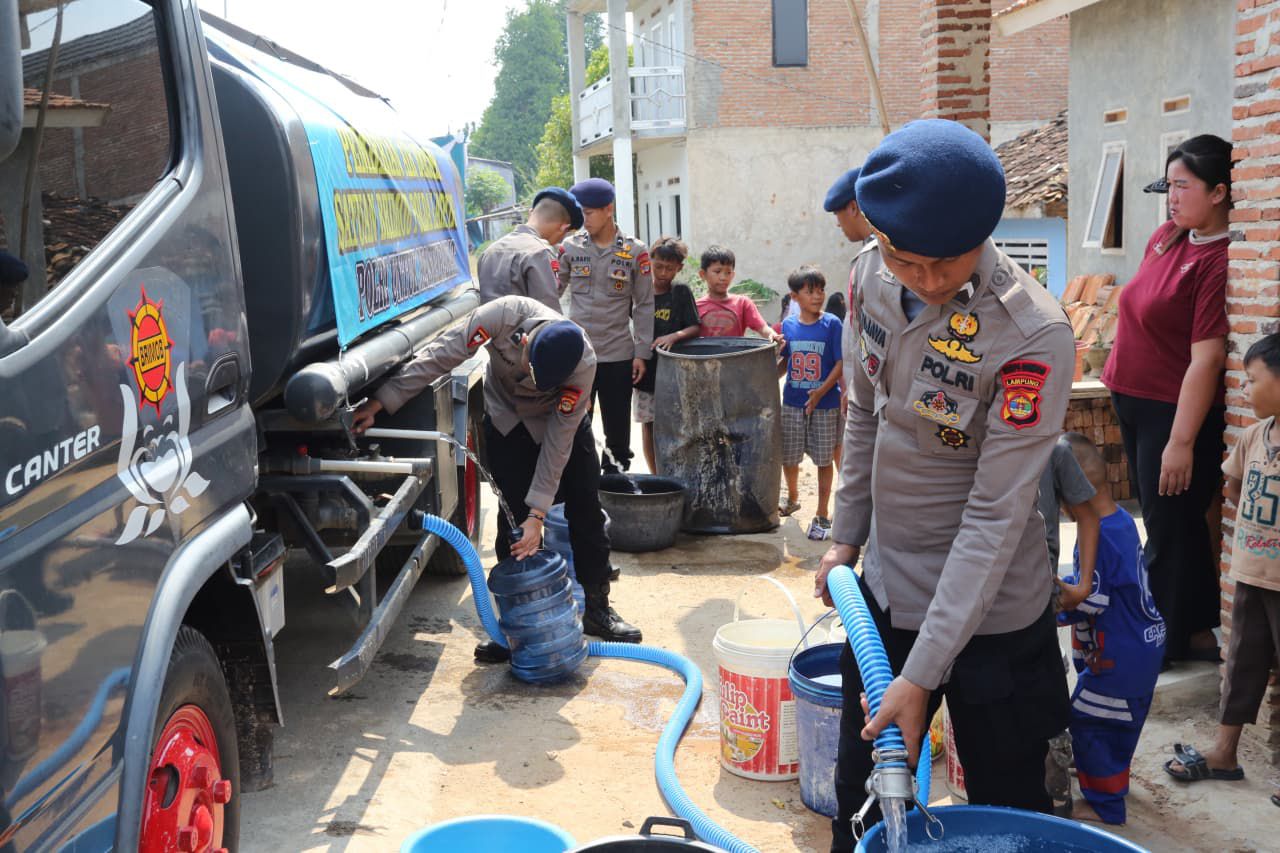 Satuan Brimob Polda Lampung Salurkan Ribuan Liter Air Bersih bagi Masyarakat Terdampak Kekeringan