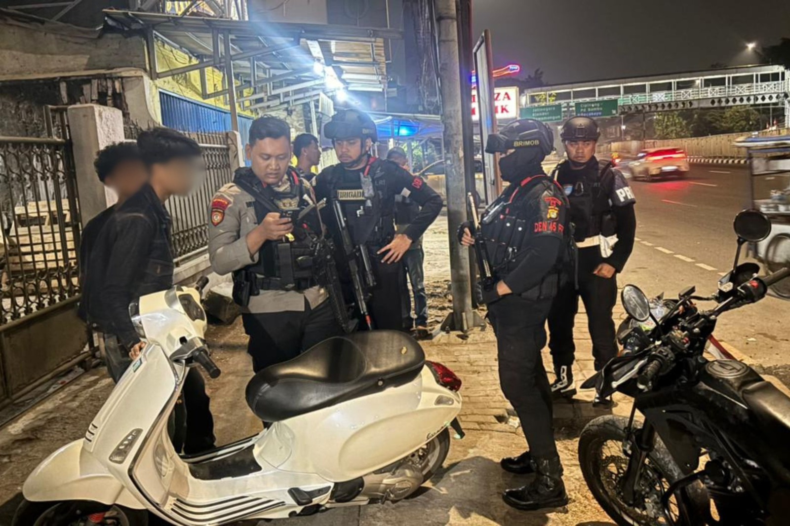 Brimob Polda Metro Jaya Hentikan Pengendara Lawan Arah di Jatinegara
