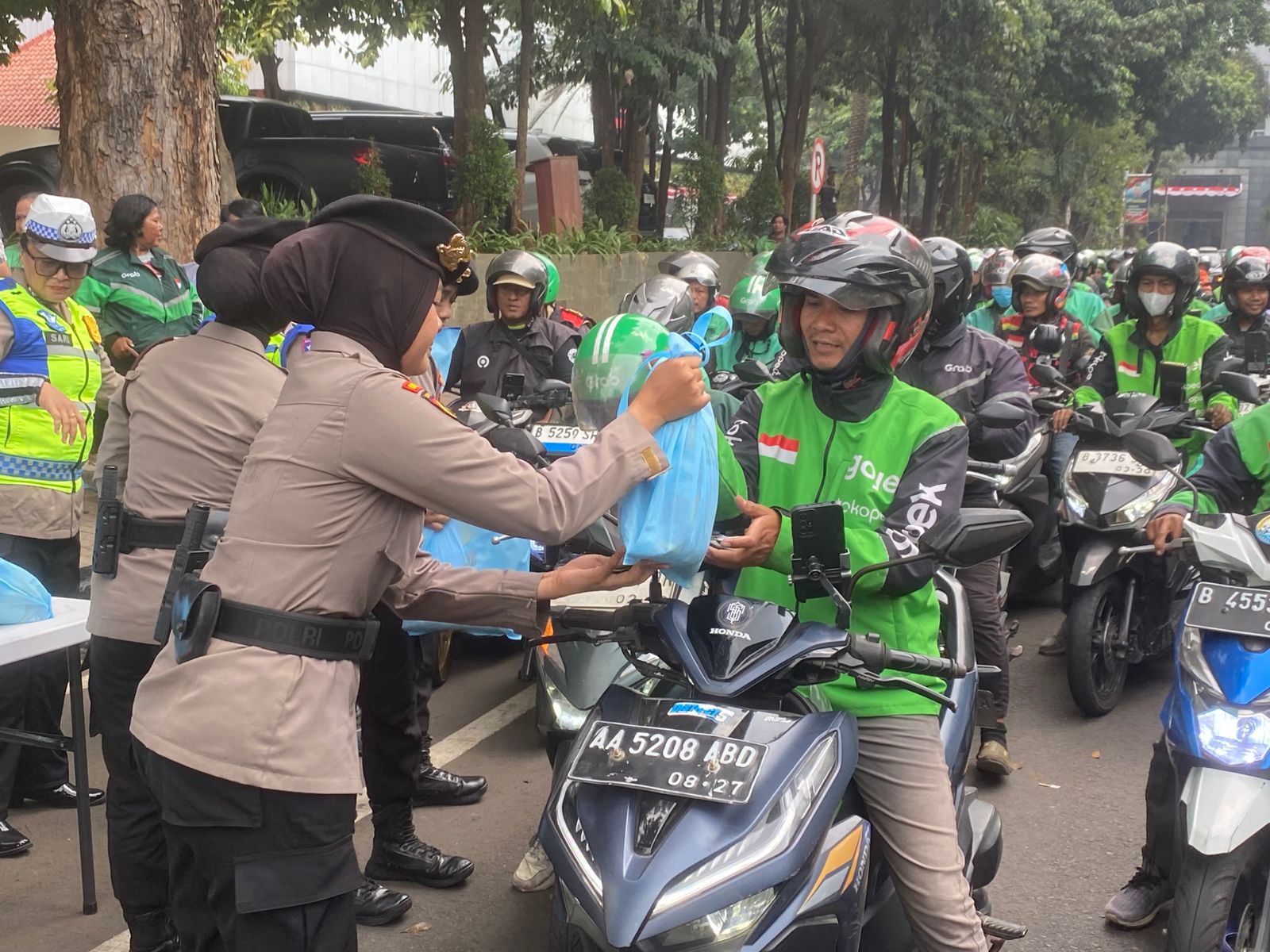 Jumat Peduli, Polda Metro Jaya Berbagi Sembako kepada Pengemudi Ojol
