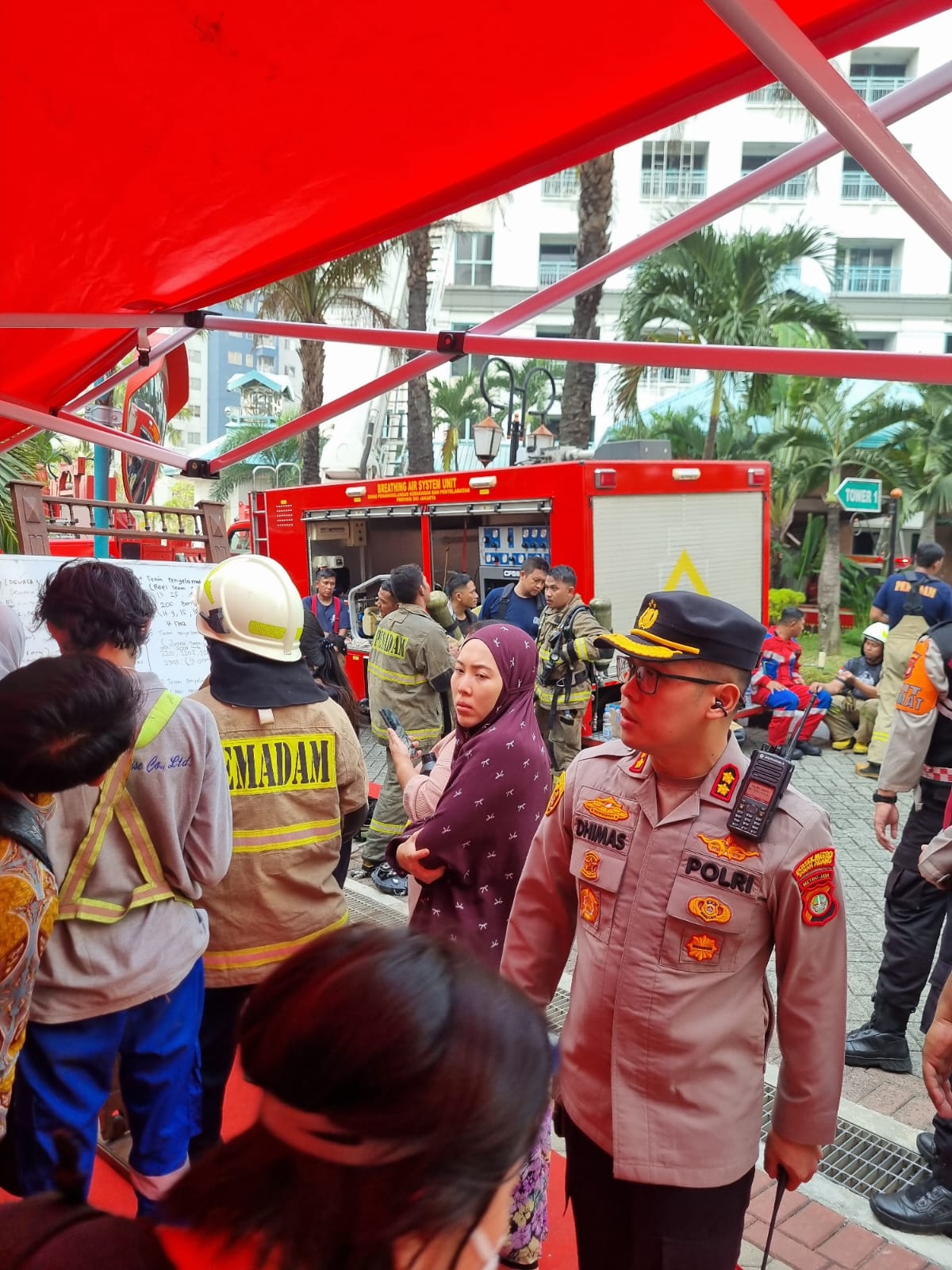 Petugas Gabungan Evakuasi Penghuni Saat Kebakaran Apartemen Pavilion Tanah Abang