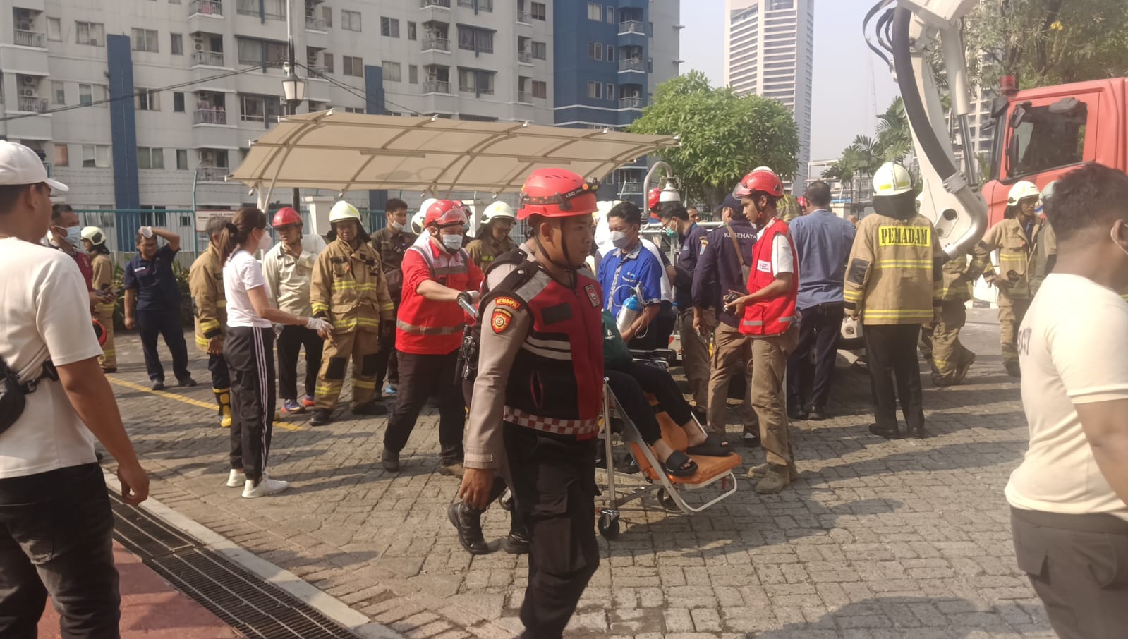 DIT SAMAPTA POLDA METRO JAYA EVAKUASI WARGA TERDAMPAK KEBAKARAN APARTEMEN PAVILION DI TANAH ABANG JAKPUS