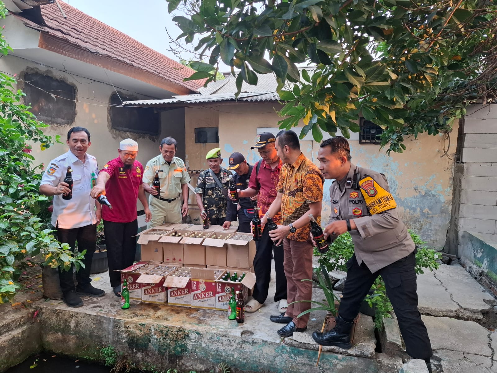 Tiga Pilar Kelurahan Binong Bersama Tim Reskrim Polsek Curug Musnahkan Ratusan Botol Miras