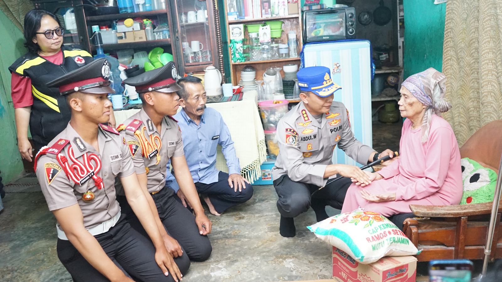Wujudkan polri sebagai sosok yang melayani, SPN Polda Metro Jaya libatkan siswa diktuk dlm aksi peduli warga sekitar