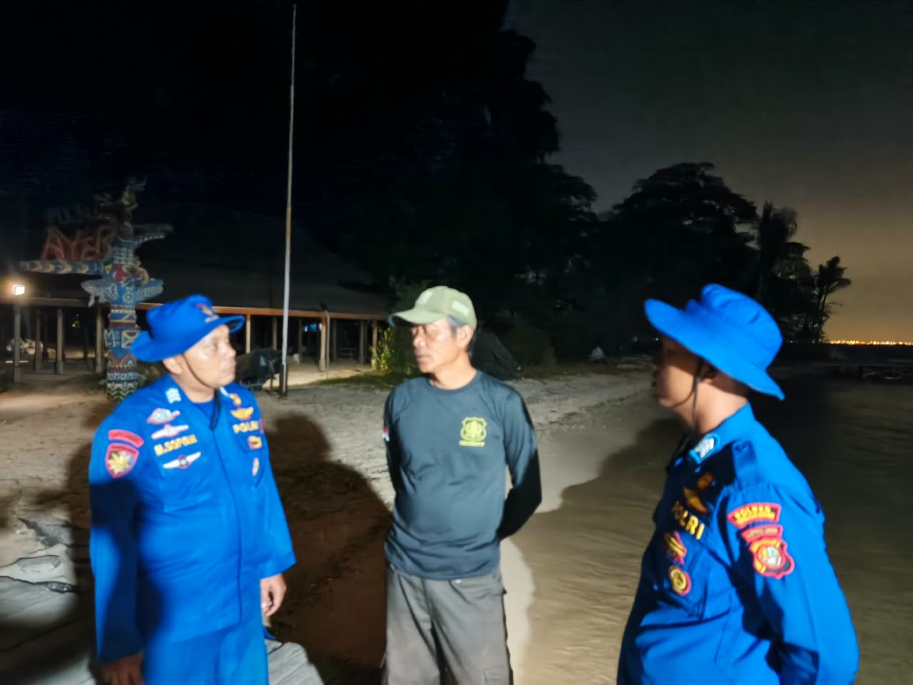 Patroli Laut Malam Satpolairud Polres Kepulauan Seribu Sambangi Penjaga Pulau dan Sosialisasikan Layanan Polisi 110