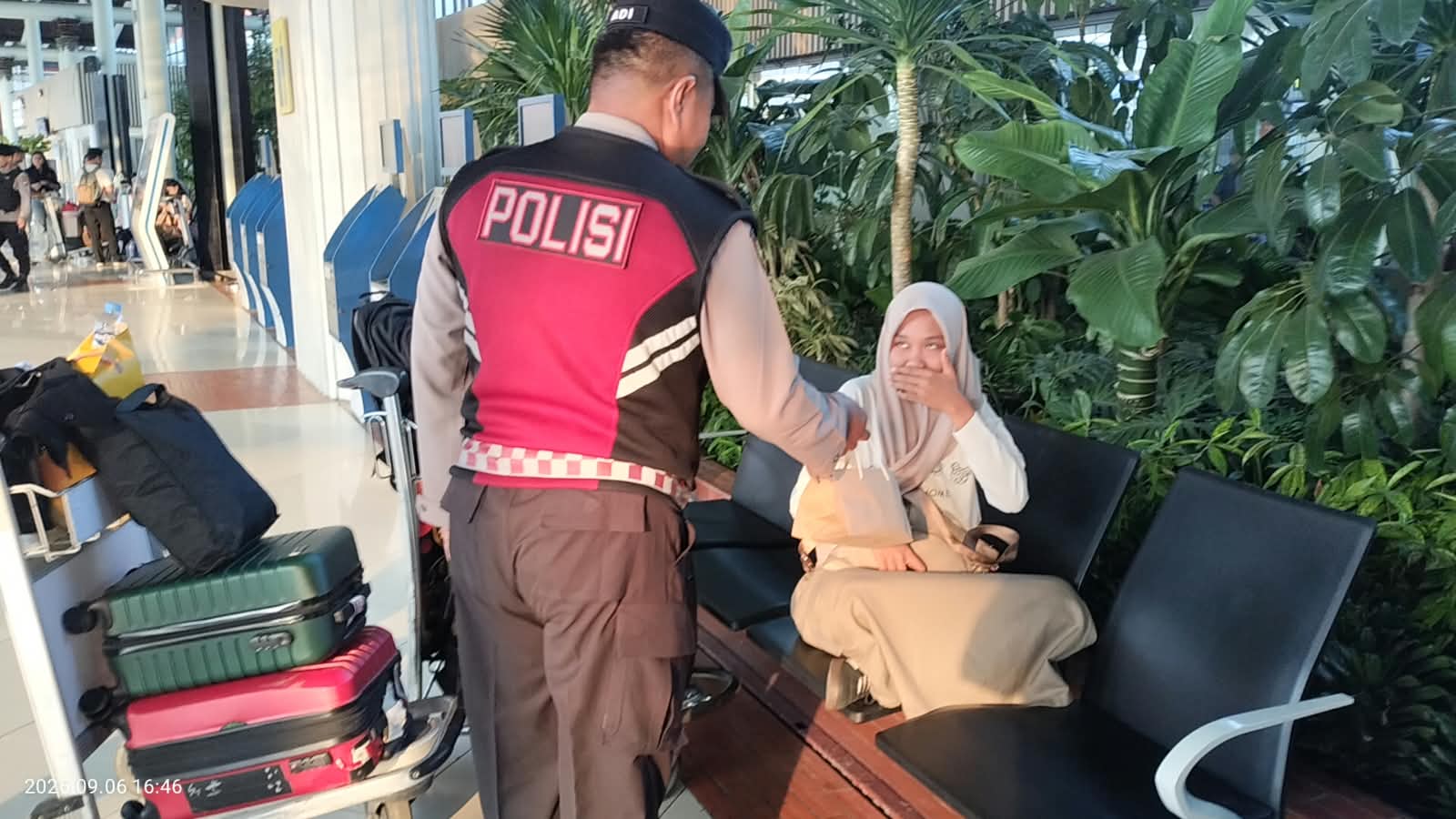 Polisi Beri Layanan Kesehatan dan Bagikan Masker kepada Pengguna Jasa Bandara Soetta