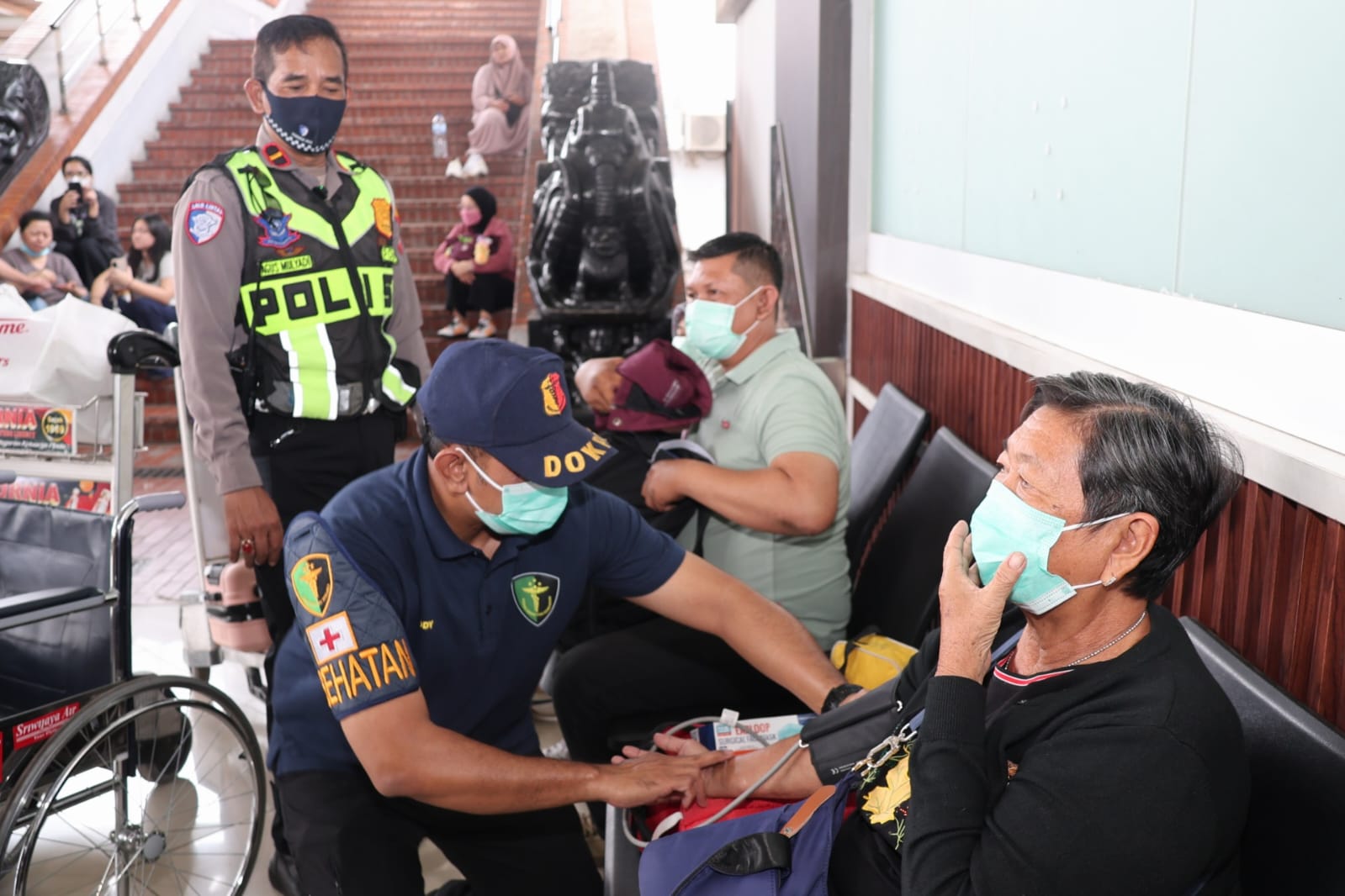 Polisi Beri Layanan Kesehatan dan Bagikan Masker kepada Pengguna Jasa Bandara Soetta