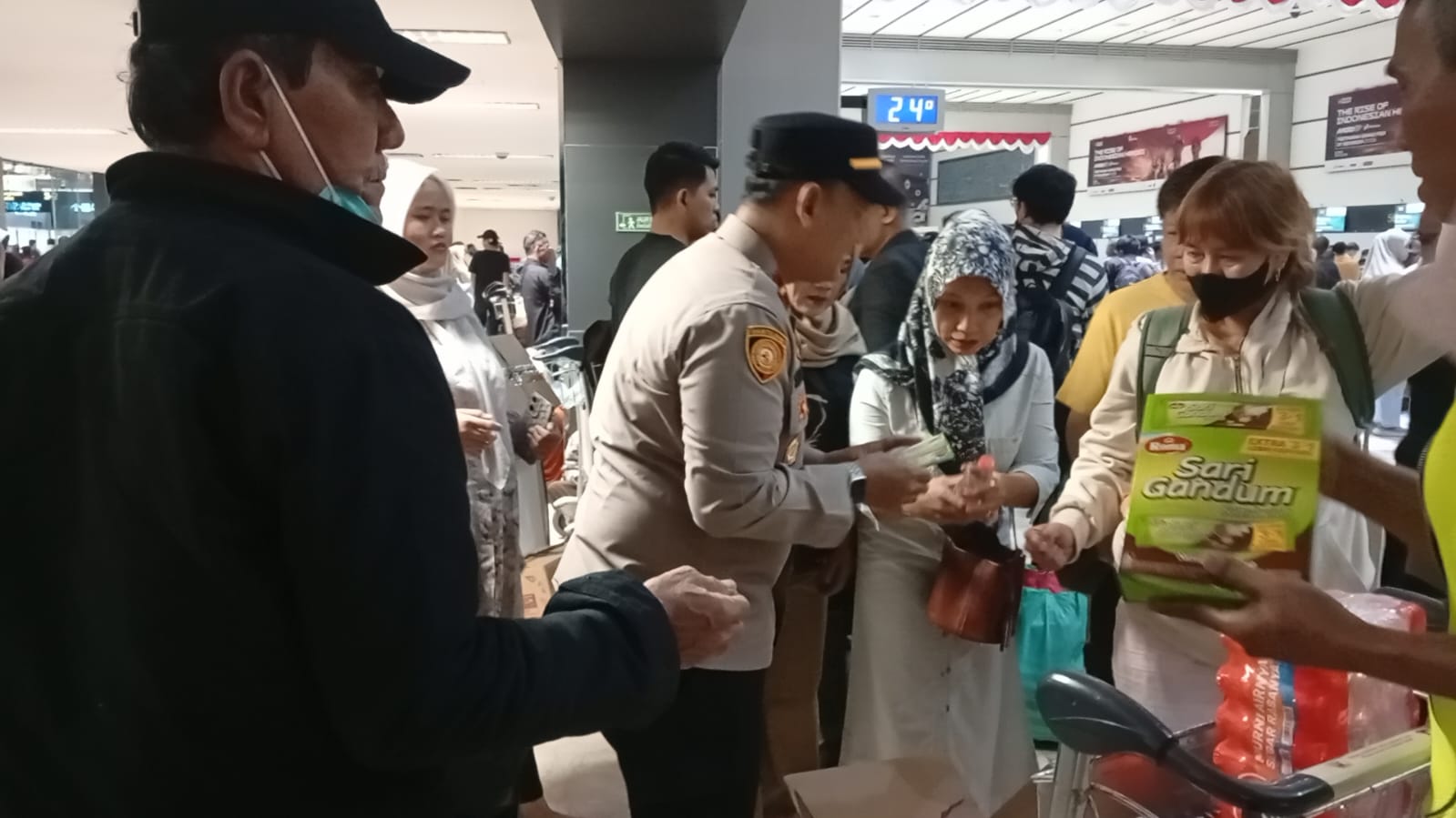 Polresta Bandara Soetta Bersama Stakeholder Berbagi Snack dan Minuman di Bandara Soetta