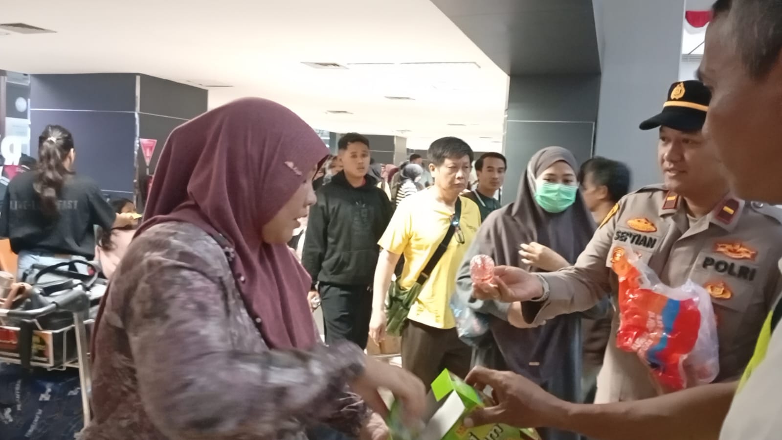 Polisi Beri Layanan Kesehatan dan Bagikan Masker kepada Pengguna Jasa Bandara Soetta