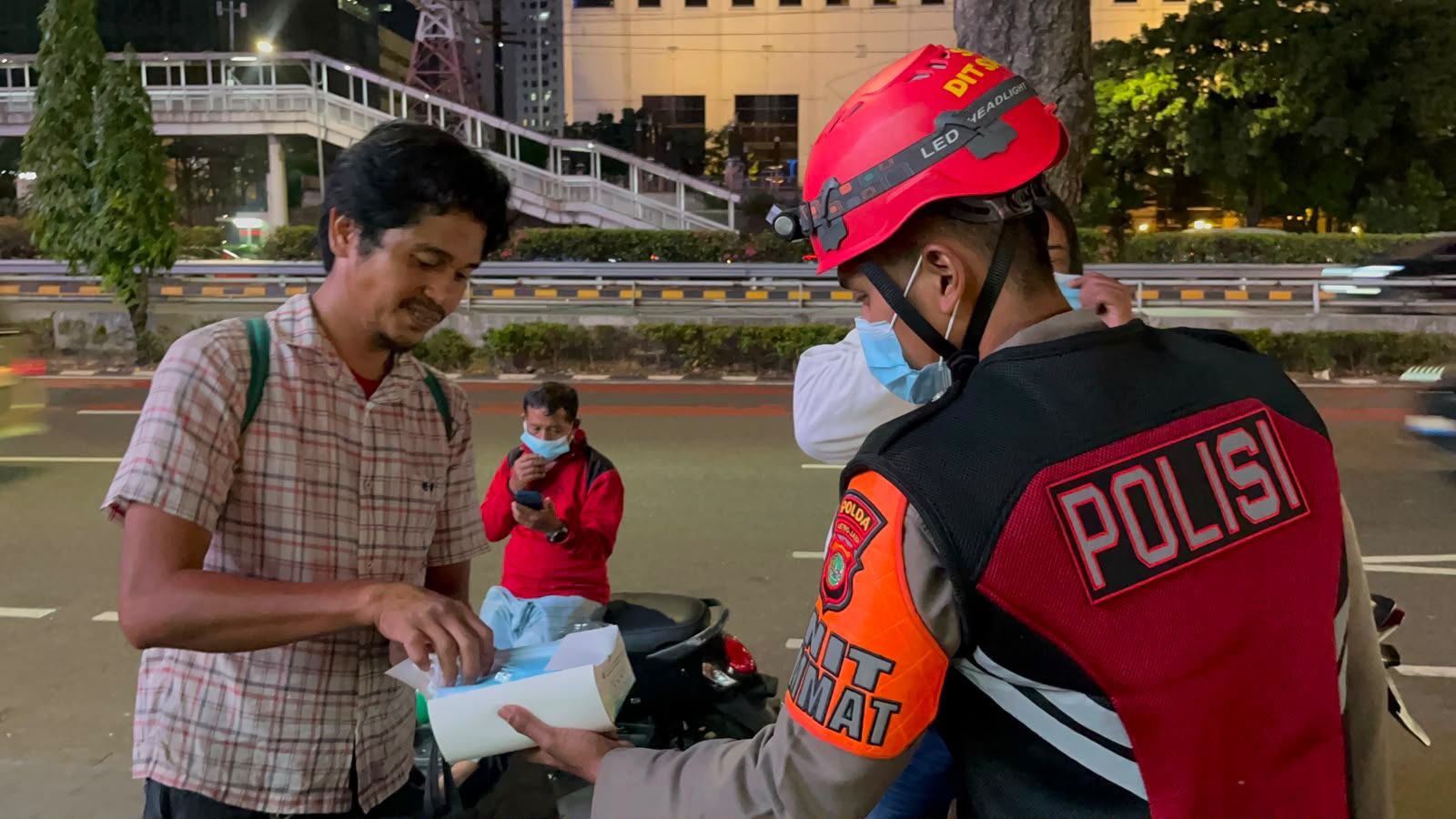 DIT SAMAPTA POLDA METRO JAYA BAGIKAN MASKER KEPADA MASYARAKAT SEBAGAI LANGKAH ANTISIPASI DAMPAK DARI ABU VULKANIK ERUPSI GUNUNG ANAK KRAKATAU