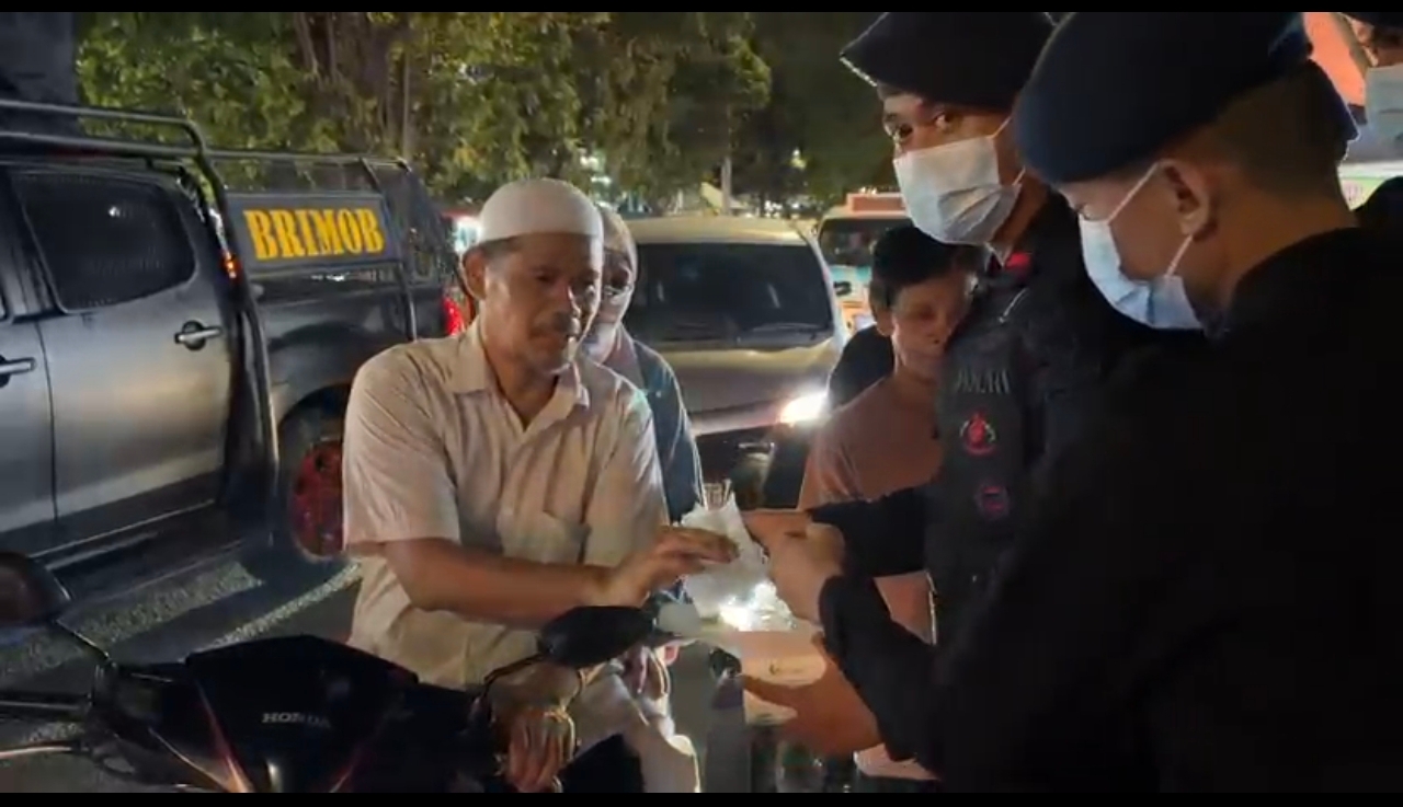 Satbrimob Polda Metro Jaya Bagikan Masker kepada Warga Terdampak Abu Vulkanik