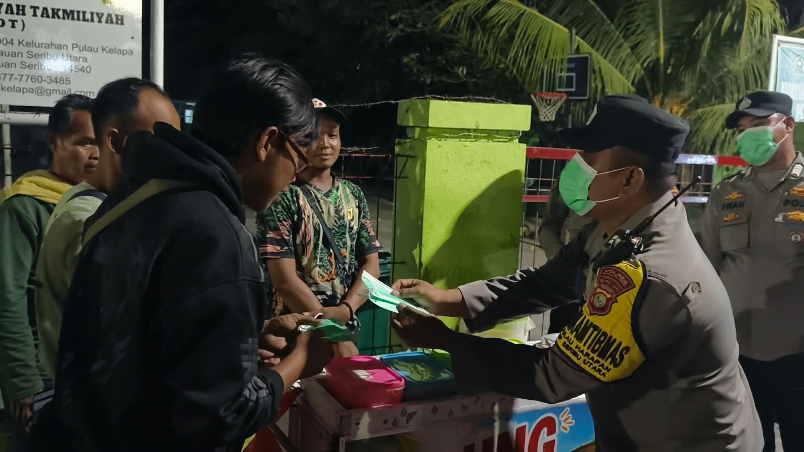 Polres Kepulauan Seribu Bagikan Masker kepada Warga dan Wisatawan, Antisipasi Paparan Debu Vulkanik Erupsi Anak Krakatau