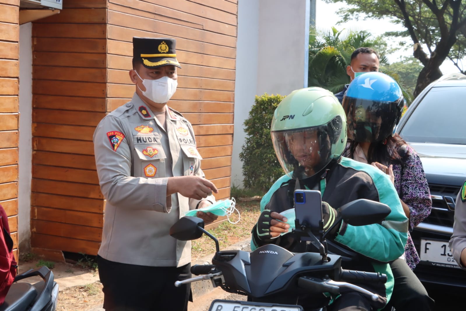 Polres Tangsel Bagikan Masker Gratis Antisipasi Dampak Abu Vulkanik Gunung Anak Krakatau