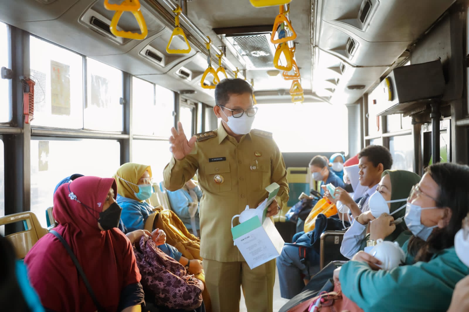 Abu Vulkanik Sampai ke Tangerang, Sachrudin Bagikan Masker 