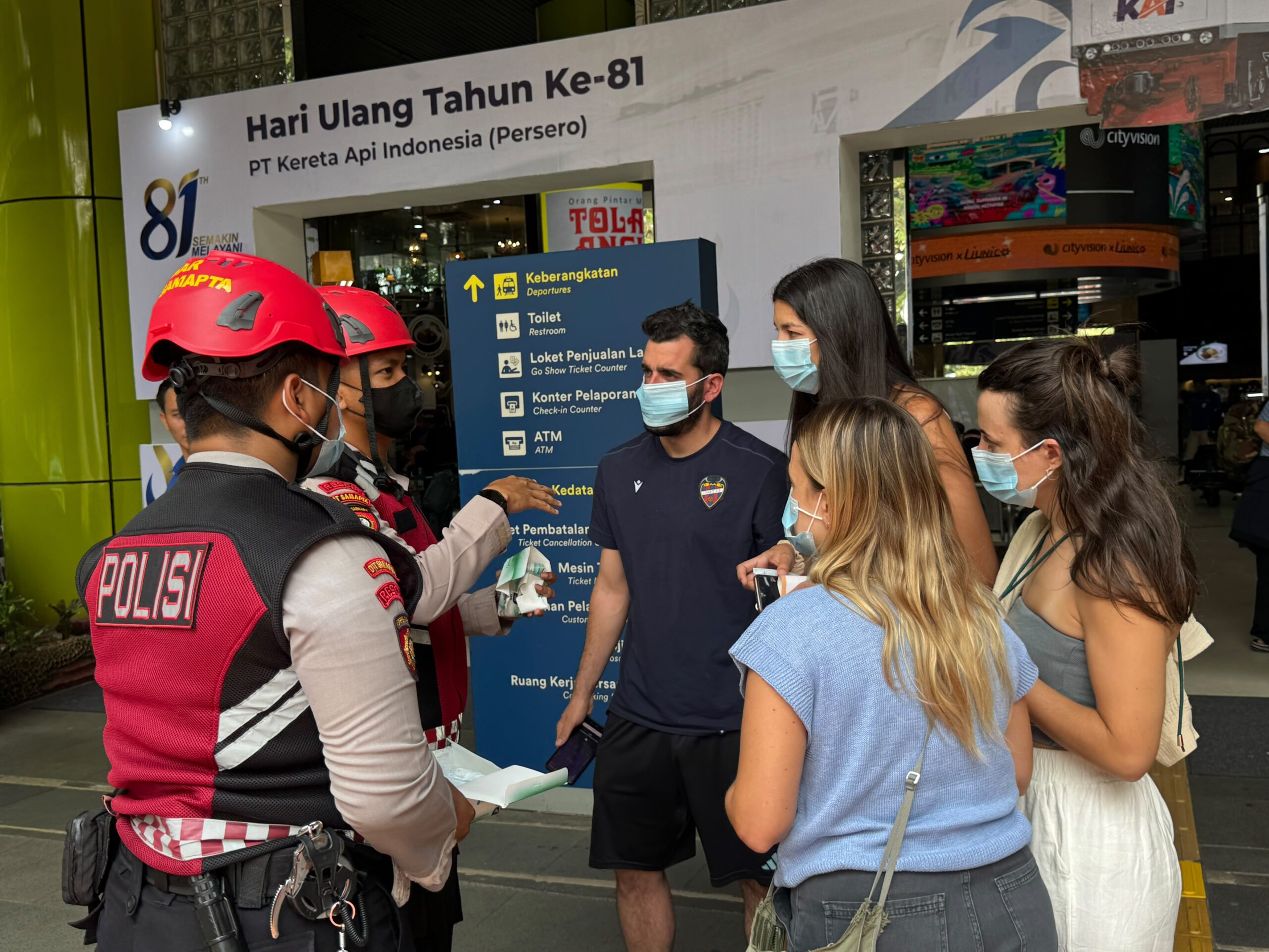 Dit Samapta Polda Metro Jaya Bagikan Masker kepada Masyarakat di Stasiun Gambir Antisipasi Dampak Abu Vulkanik Gunung Anak Krakatau