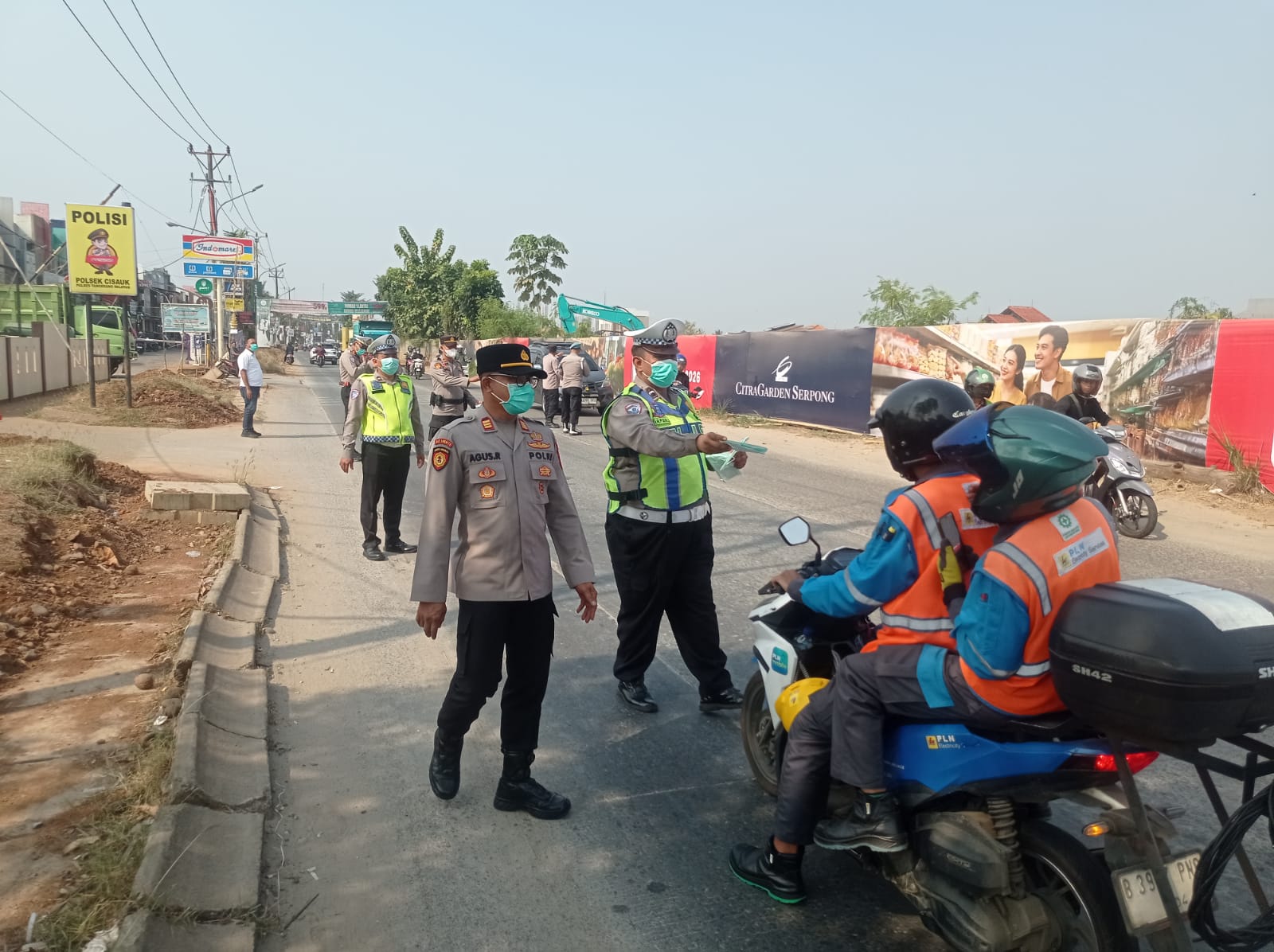 Polsek Cisauk Bagikan Masker kepada Masyarakat untuk Antisipasi Abu Vulkanik