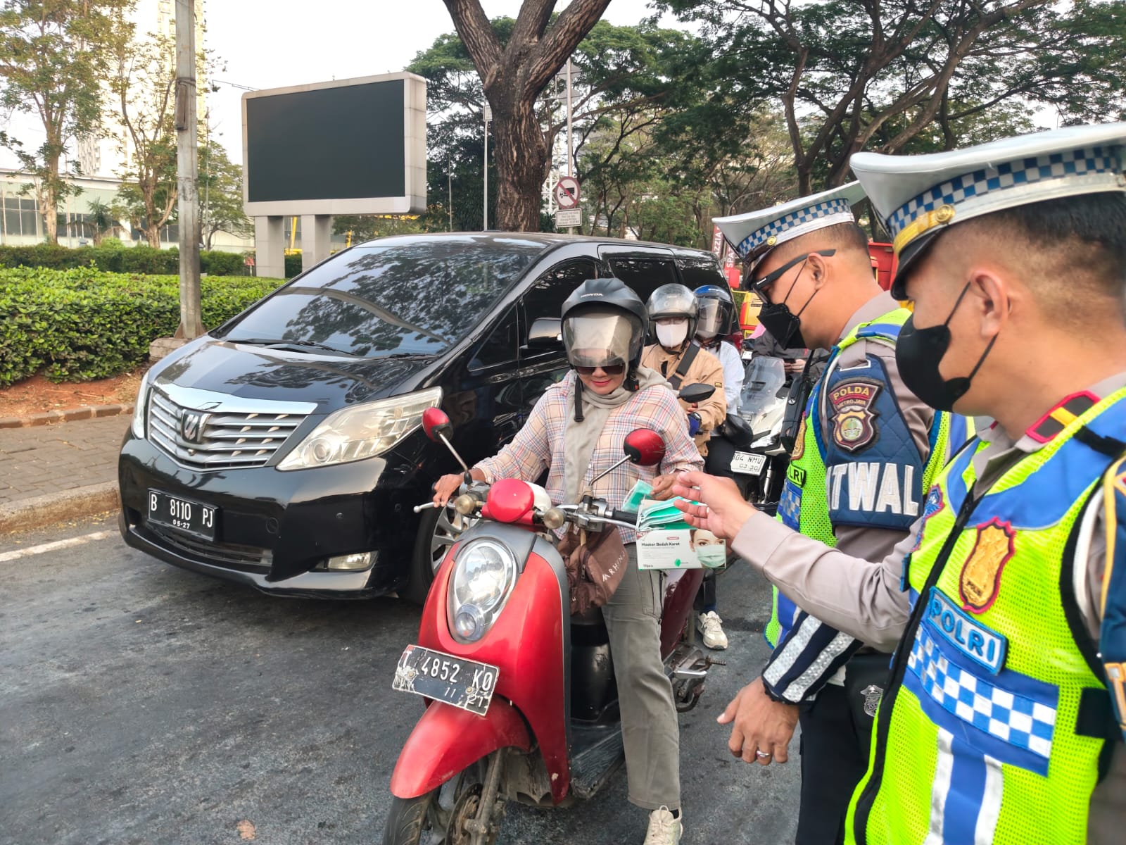 Sat Lantas Polres Tangsel Bagikan Masker Gratis Antisipasi Dampak Abu Vulkanik Gunung Anak Krakatau