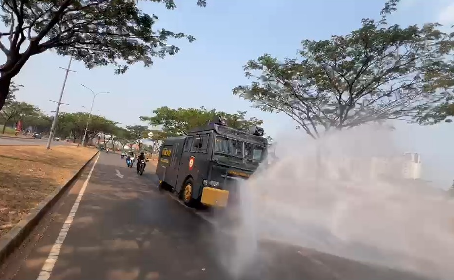 Gunakan Water Canon, Polres Tangsel Siram Jalan untuk Redam Abu Vulkanik