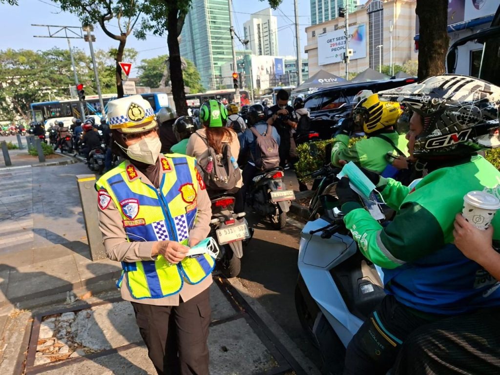 Ditlantas Polda Metro Jaya Bagikan 30.000 Masker untuk Pengemudi Ojol dan Wajib Pajak