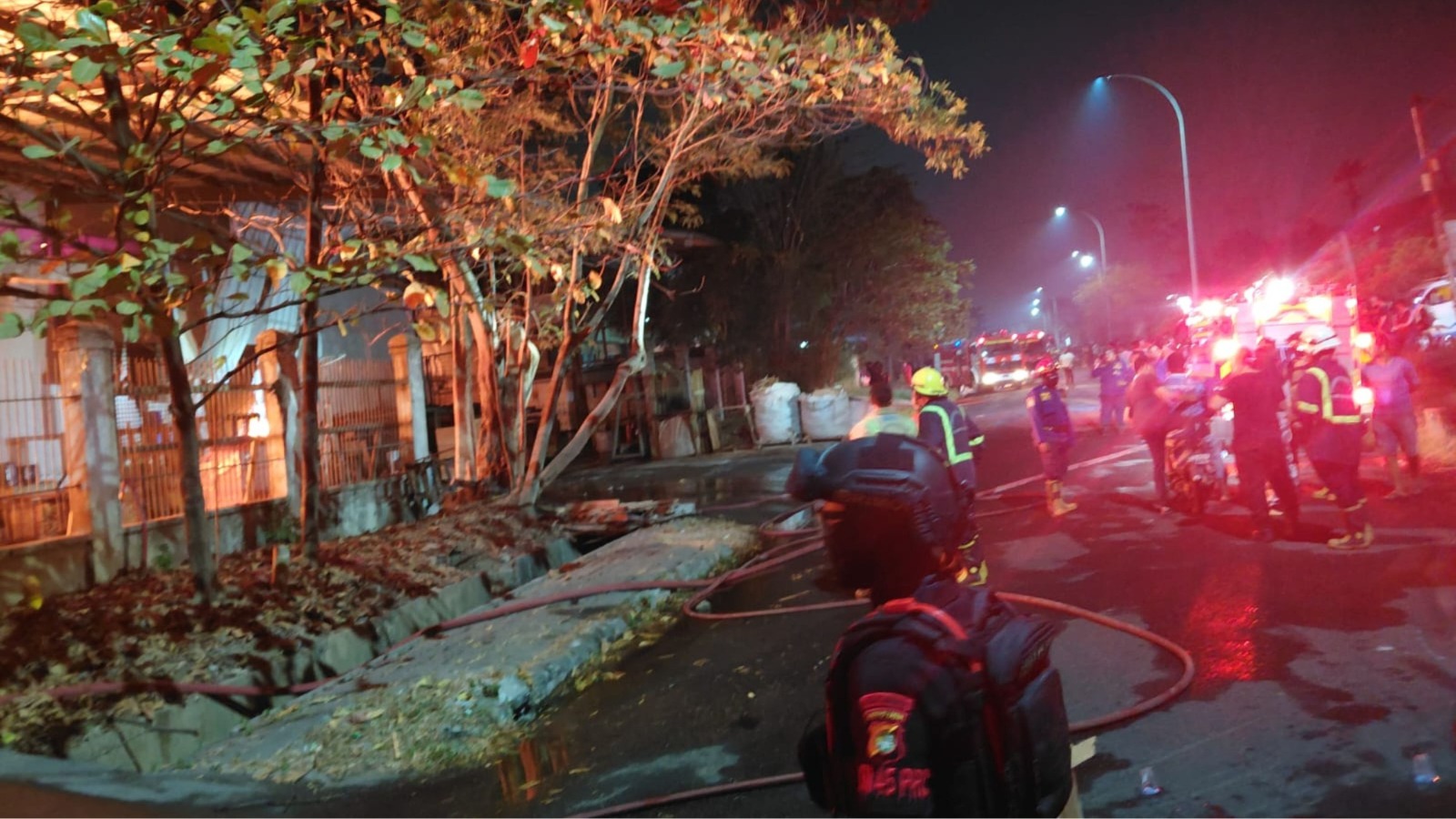 Brimob Polda Metro Jaya Amankan Lokasi Kebakaran Pabrik di Kawasan Lippo Cikarang hingga Menjelang Pagi