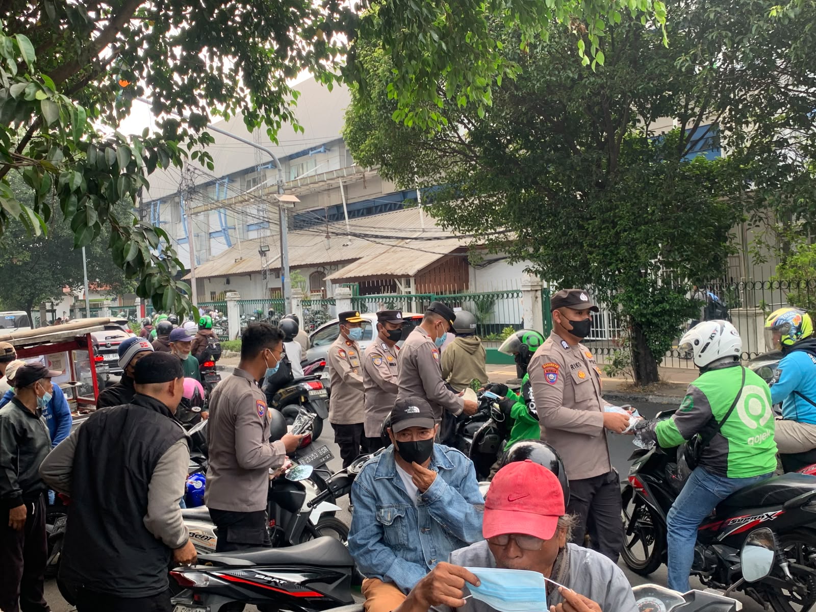Ditbimmas Polda Metro Jaya Bagikan 3.000 Masker Antisipasi Dampak Abu Vulkanik Gunung Anak Krakatau