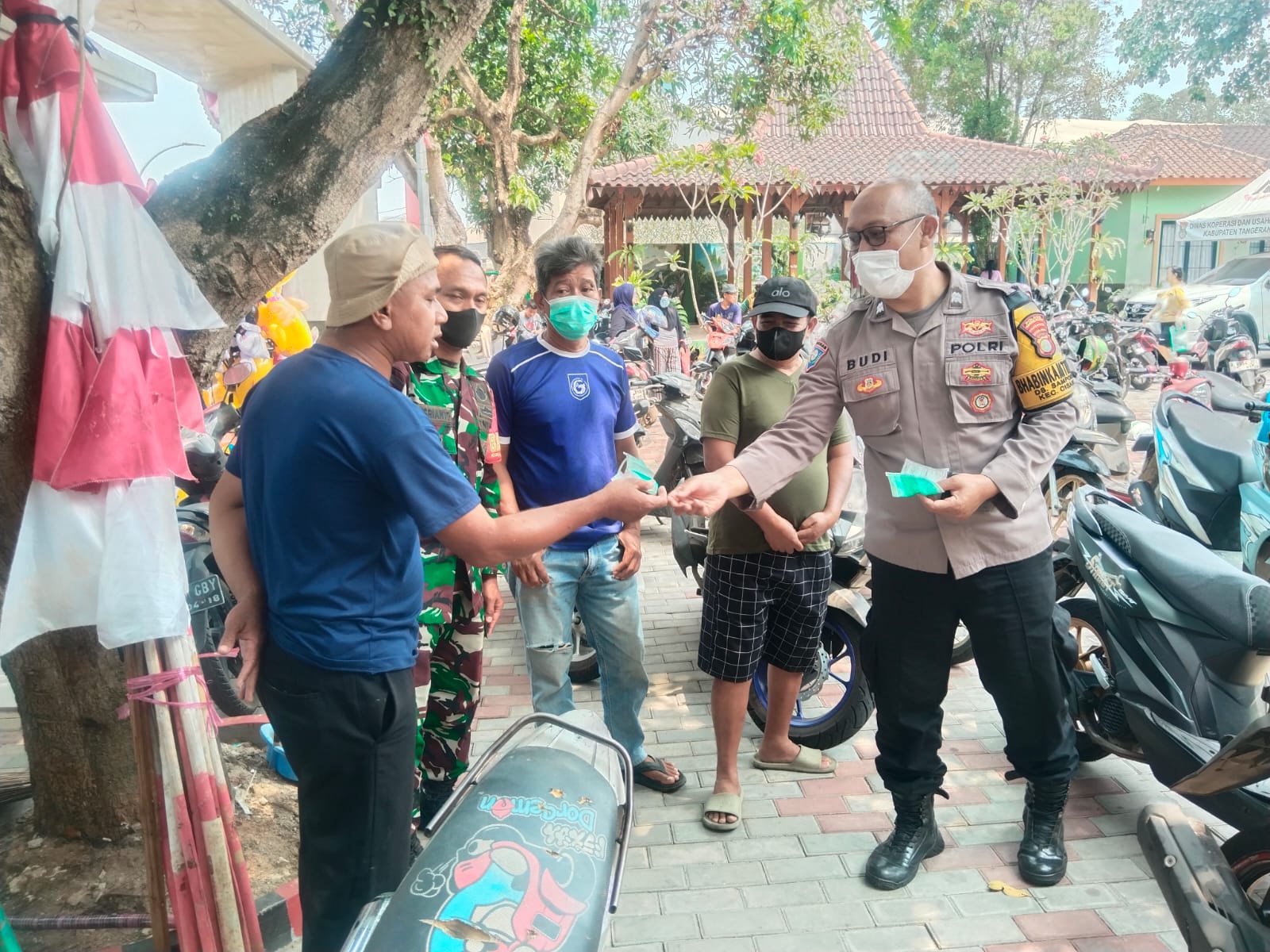 Bhabinkamtibmas dan Babinsa Sampora Bagikan Masker, Ingatkan Warga Cegah ISPA dan Kebakaran