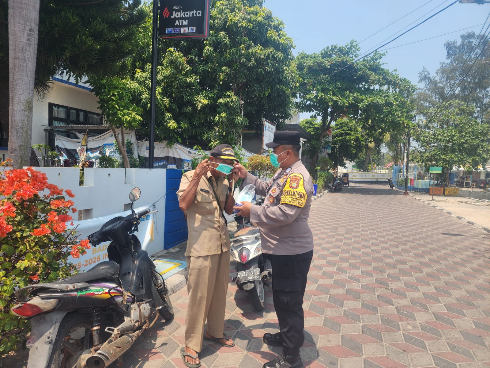 Jaga Jakarta di Pulau Pramuka, Bhabinkamtibmas Sosialisasikan Polisi 110 dan Bagikan Masker