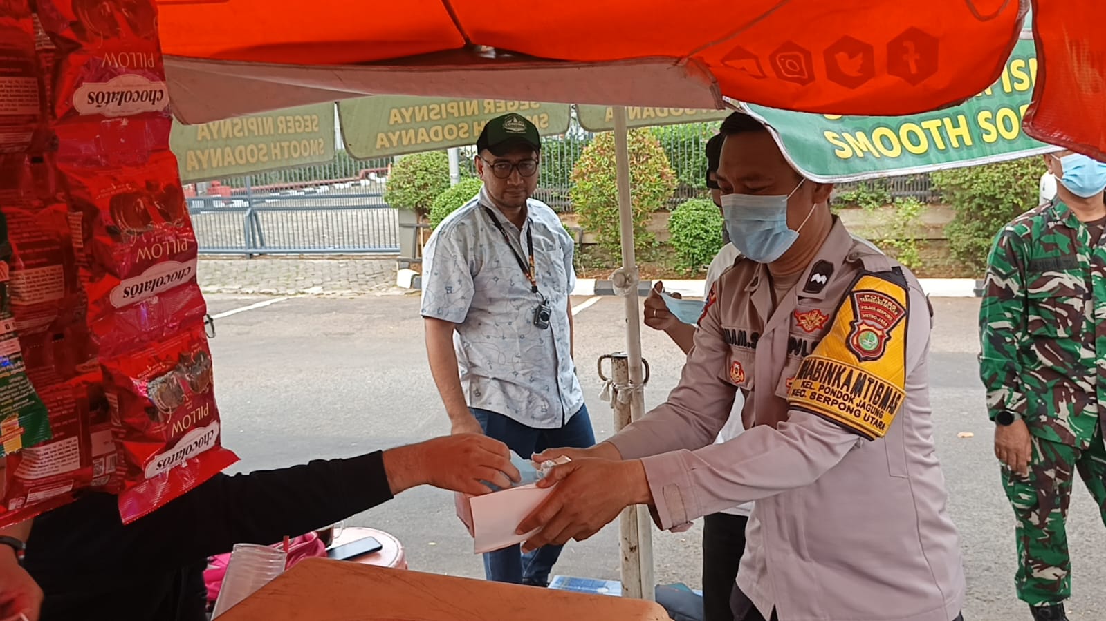 Peduli Masyarakat, Polsek Serpong Bagikan Masker di Sejumlah Titik Wilayah